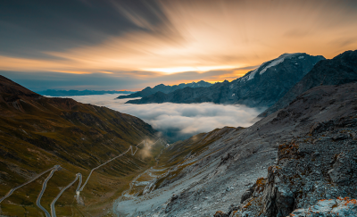 Capture d’écran affichant des montagnes avec des nuages dans la vallée