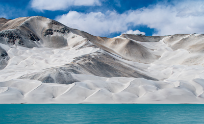 Screenshot of snow-covered mountains