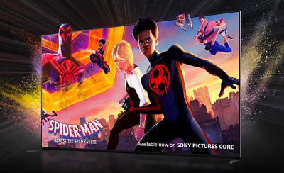 มุมมองเฉียงของทีวีที่มีภาพหน้าจอ SPIDER-MAN Across the Spider-Verse และลายแฉกสีสันสดใสด้านหลัง