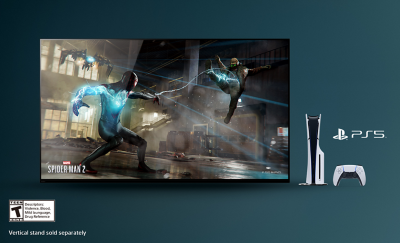 Televisor con captura de pantalla de Marvel’s SPIDER-MAN 2, consola PlayStation® 5 y control a la derecha, y logotipo de Adolescentes en la parte inferior izquierda