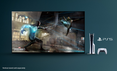 TV với ảnh chụp màn hình Marvel SPIDER-MAN 2, máy chơi game PlayStation® 5 và tay cầm ở bên phải