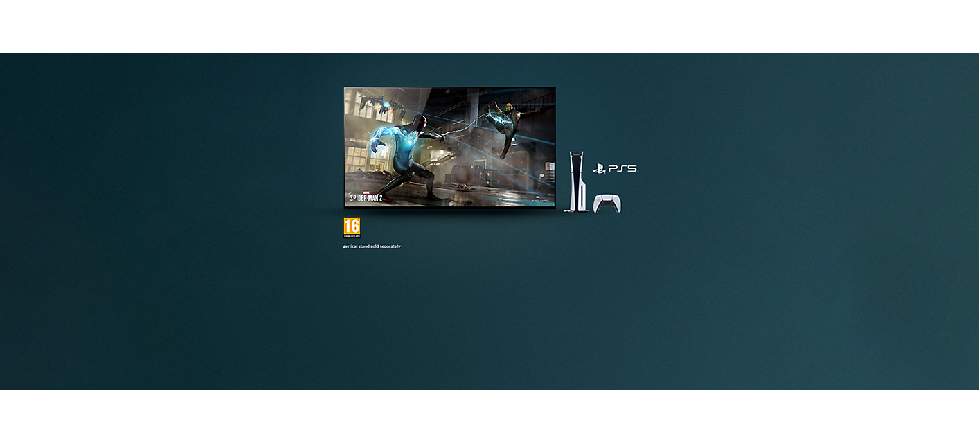 טלוויזיה עם צילום מסך של סצנת רחוב מספיידרמן 2, קונסולת PS5 ובקר בצד ימין ולוגו 16 בצד שמאל למטה