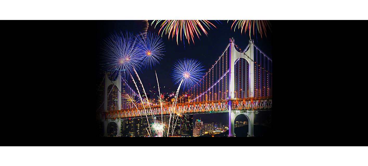 Ein Feuerwerk über einer Brücke bei Nacht