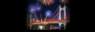 Ein Feuerwerk über einer Brücke bei Nacht