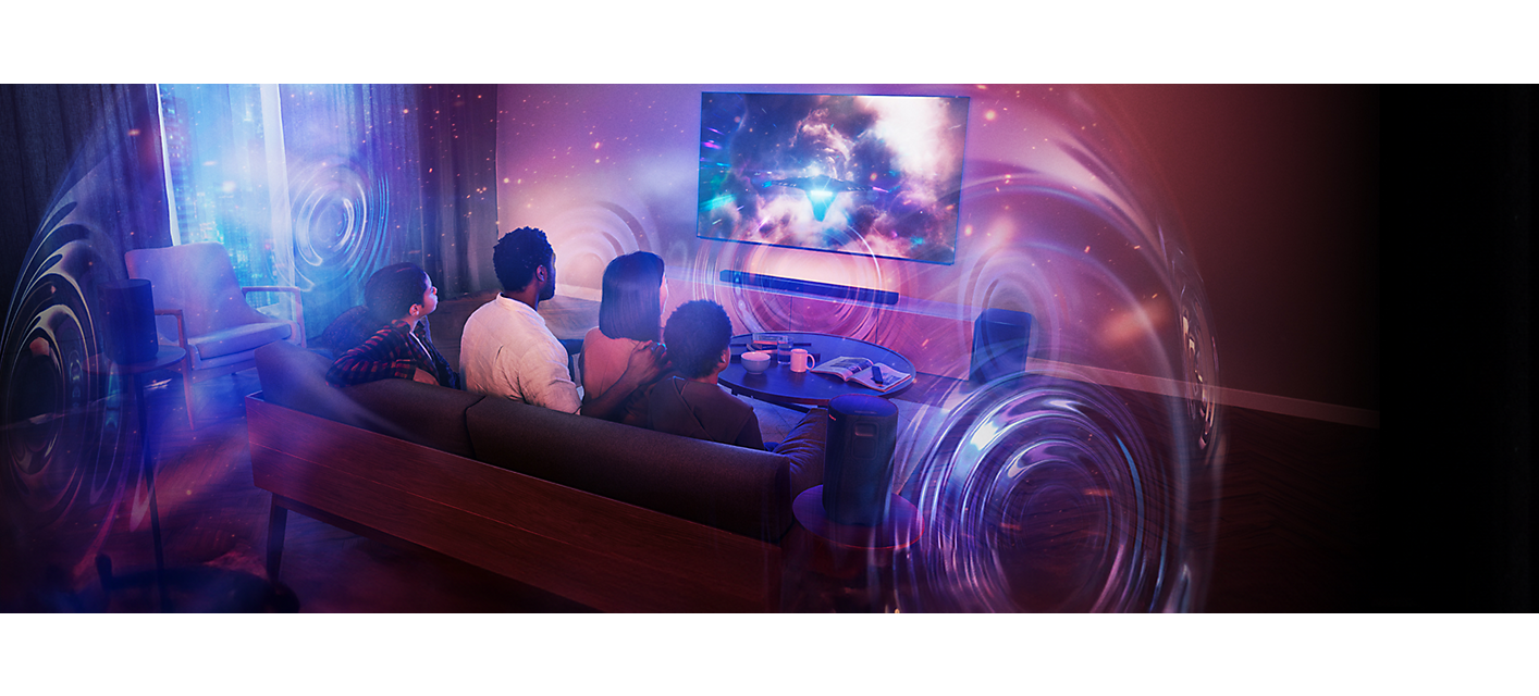 Szene in einem Wohnzimmer, in dem sich drei Personen auf einem Sofa, ein an der Wand montierter Fernseher und eine Soundbar befinden; Soundsphären stellen das 360 Spatial Sound Mapping dar