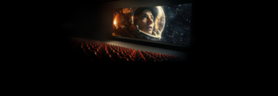 Kino mit roten Sesseln im Vordergrund, auf dem Bildschirm wird ein Film über einen Astronauten im Weltraum gezeigt