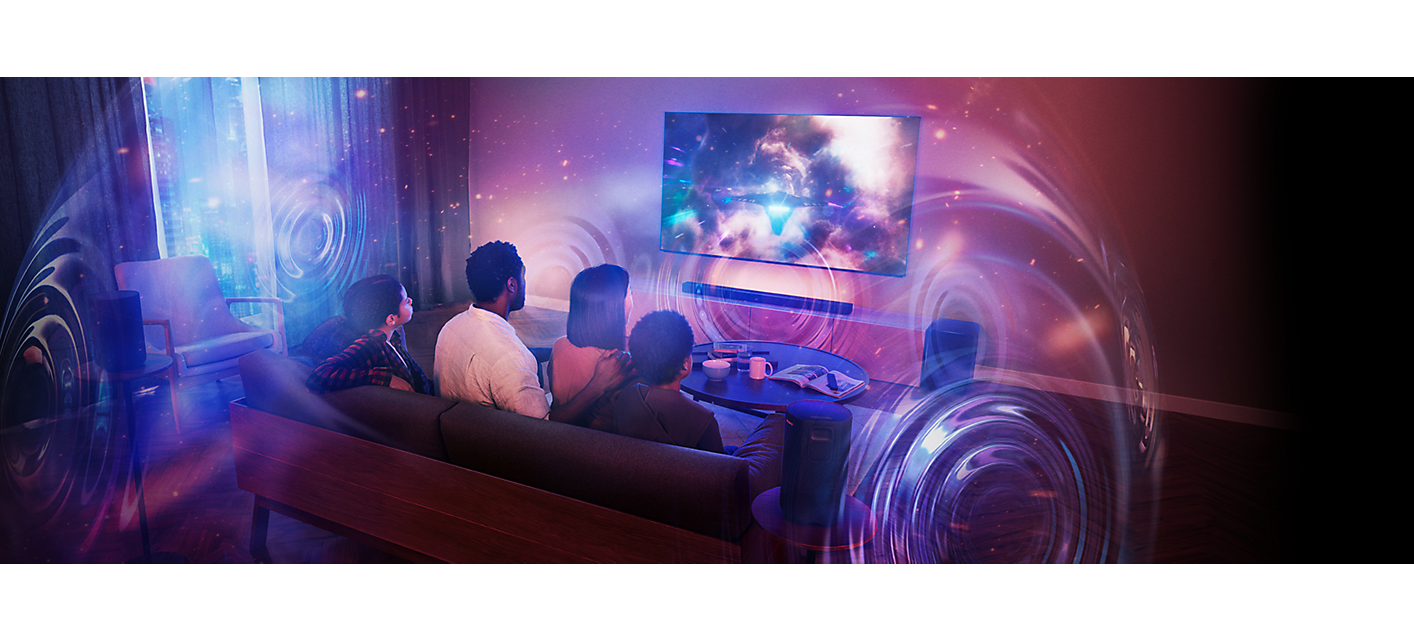 Szene in einem Wohnzimmer, in dem sich Personen auf einem Sofa, ein an der Wand montierter Fernseher und eine Soundbar befinden; Soundsphären stellen das 360 Spatial Sound Mapping dar