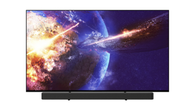 Imagine din fata cu televizorul si bara de sunet, cu imagine cu batalie spatiala si explozii in jurul unei luni