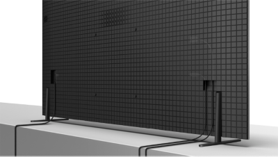 Телевізор на сірій тумбі з двома акуратно прокладеними кабелями, які не заважають огляду