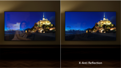 Ecran divizat cu doua televizoare montate pe perete, cu imagini cu un oras de pe un varf de colina noaptea, cu imaginea din dreapta ilustrand beneficiile functiei X-Anti Reflection