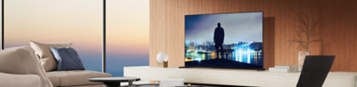 Інтер’єр вітальні з телевізором BRAVIA 8 II, що відображає краєвиди на нічне місто.