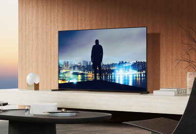 Інтер’єр вітальні з телевізором BRAVIA 8 II, що відображає краєвиди на нічне місто.