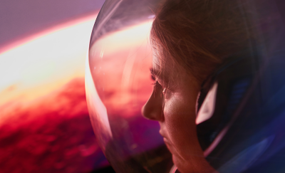 大螢幕上顯示太空人的高清場景。