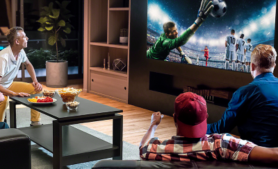 Un grupo de amigos viendo un partido de fútbol en un televisor Sony desde varios ángulos.