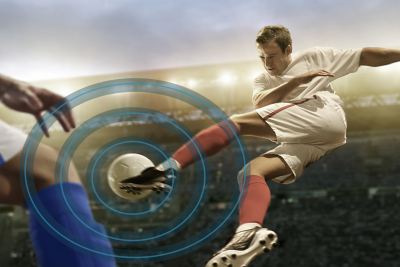 Una persona patea la pelota con ondas sonoras que emanan de esta, lo que ilustra la tecnología Acoustic Surface Audio de Sony.