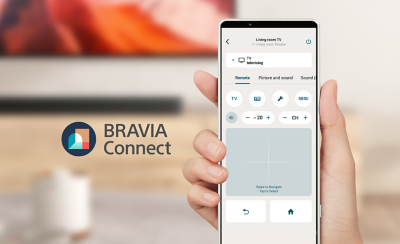 Một bàn tay đang cầm điện thoại thông minh hiển thị giao diện ứng dụng BRAVIA Connect bên cạnh logo BRAVIA Connect.