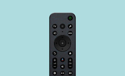 Télécommande TV noire et compacte fabriquée à partir de plastique recyclé.