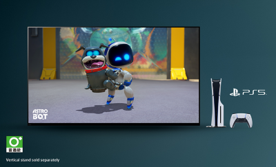 電視畫面顯示《宇宙機器人》電動遊戲場景，旁邊有 PS5 主機和控制器。顯示一條備註註明「直立式支架另售」，以及 GSRR 0+ 分級的標誌。