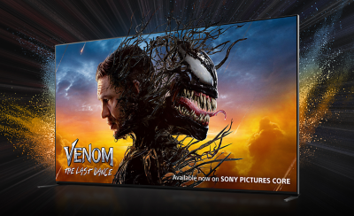 Vue oblique du téléviseur BRAVIA diffusant « Venom : The Last Dance » avec un arrière-plan éclatant, un effet lumineux et le texte « Available now on SONY PICTURES CORE » (Disponible maintenant sur SONY PICTURES CORE).