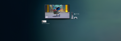 Televisor en la cual se muestra una escena del videojuego Astro Bot, con una consola de PS5 y un control al lado. Aparece una nota que dice “El soporte vertical se vende por separado”, con el logotipo de clasificación para mayores de 10 años de la ESRB.