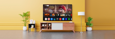 Televisor grande instalado en la pared que muestra la interfaz de Google TV con Super Mario Bros.: la película. Las aplicaciones de streaming se presentan a continuación.