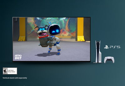 Un televisor que muestra una escena del videojuego Astro Bot, con una consola PS5 y un controlador al lado. Se muestra una nota en la que se dice “El soporte vertical se vende por separado”, con el logotipo de clasificación +10 de la ESRB.