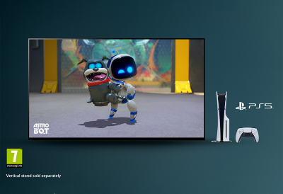TV prikazuje scenu iz video igre Astro Bot, a pored njega su konzola PS5 i kontroler. Na natpisu piše „Vertikalno postolje se prodaje zasebno“, a tu je i logotip ocene PEGI 7.