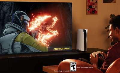 Persona jugando a Returnal en un televisor grande con una consola PS5 al lado. Se muestra una nota que dice “Imagen de pantalla simulada” y un logotipo de la clasificación para adolescentes de la ESRB, con la nota “Sangre, lenguaje moderado, violencia”.