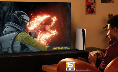 玩家在大螢幕電視玩 Returnal，旁邊有 PS5 主機。一條備註顯示「螢幕影像為模擬呈現」，以及一個 GSRR 15+ 級的標誌。
