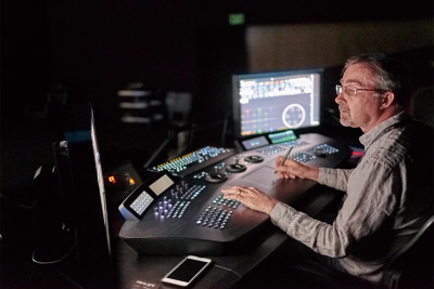 Osoba radi za stolom za montažu filmova