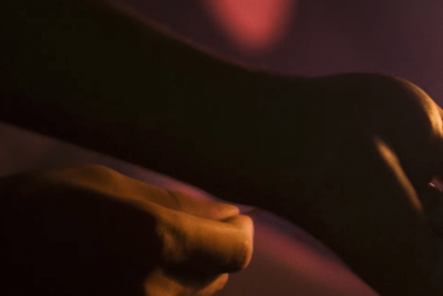 Primer plano de una bengala en la oscuridad, que muestra los negros más profundos en una pantalla.