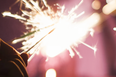 Primer plano de una bengala iluminada, que muestra las zonas más iluminadas en retroiluminación en una pantalla.