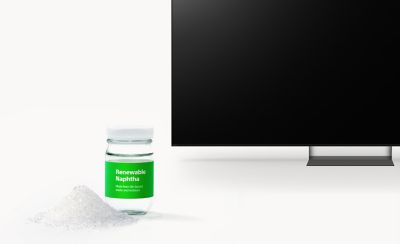 Se muestra un televisor junto al material de nafta renovable utilizado en su producción.
