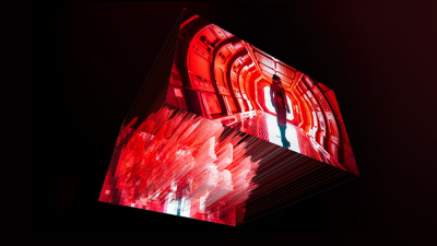 Una pantalla de televisor roja que muestra una imagen de una persona en un pasillo, con una capa de pantalla de retroiluminación alineada detrás.