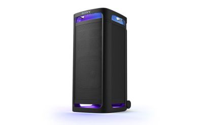 El parlante se muestra mirando hacia el frente a la izquierda con luces violetas y azules en la parte superior e inferior.