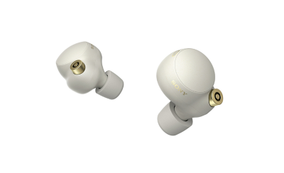 Imagine din unghi cu o pereche de căști WF-1000XM4, modelul alb