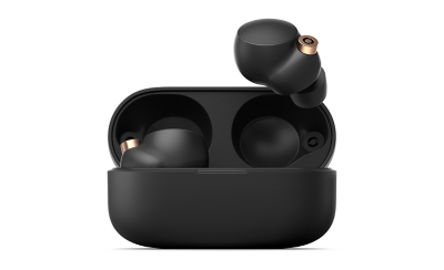 O pereche de căști WF-1000XM4 în caseta deschisă