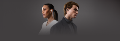 ภาพมุมมองด้านข้างของผู้หญิงคนหนึ่งที่สวมชุดสีขาวโดยมีเอียร์บัดสีขาวอยู่ในหู ชายหนุ่มคนหนึ่งที่สวมชุดสีดำและสีเทาซึ่งหันหน้าคนละด้านกับเธอและมีเอียร์บัดสีดำอยู่ในหูอีกข้างหนึ่ง