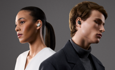 Ảnh chụp góc nghiêng một thiếu nữ vừa mặc đồ trắng, vừa đeo tai nghe màu trắng. Quay lưng lại với cô là một chàng trai vừa mặc đồ đen và xám, vừa đeo tai nghe màu đen.