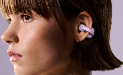 Ảnh nhìn nghiêng một người đang đeo tai nghe LinkBuds Clip màu oải hương