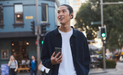 Persona con un par de LinkBuds Clip camina por una calle concurrida