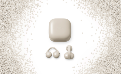 재활용 플라스틱 펠렛 위에 놓인 그레이지 색상의 LinkBuds Clip 이어버드 및 충전 케이스