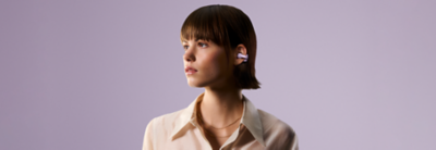 一個人戴著薰衣草紫色的 LinkBuds Clip