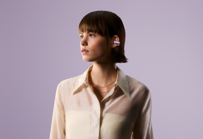 Pessoa usando o LinkBuds Clip na cor lavanda