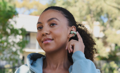 그린 색상의 LinkBuds Clip 이어버드를 착용한 여성