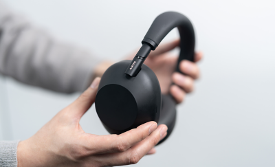 손에 들고 있는 블랙 WH-1000XM6 무선 노이즈 캔슬링 헤드폰을 클로즈업한 이미지