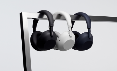 금속 프레임에 걸려 있는 블랙, 플래티넘 실버, 미드나잇 블루 색상의 WH-1000XM6 헤드폰