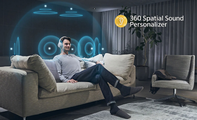 소파에서 토토사이트 운영자 검거으로 음악을 듣고 있는 사람과 그 머리 주변으로 360 Spatial Sound Personalizer 효과를 표현한 일러스트.