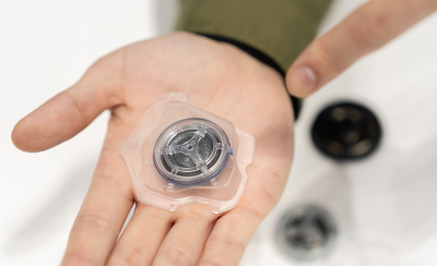 업데이트된 드라이버 유닛을 들고 있는 손의 클로즈업 이미지