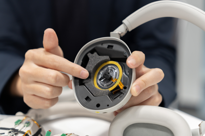 WH-1000XM6 이어컵 내부의 드라이버 유닛과 음향 구조의 클로즈업